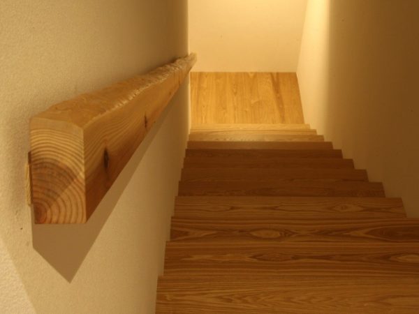 エントランス周辺にもスギがあてがわれ、照明で独特の表情が浮かび上がる