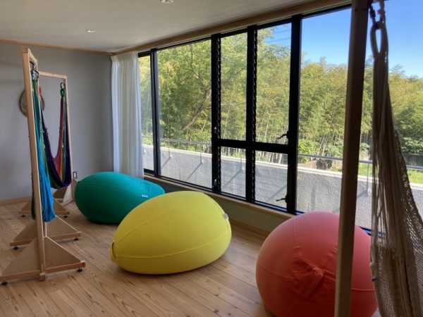 キャンプ場をイメージしたというテントスペース。寝転んで仕事をしてみたり読書をしてみたり使い方は自由