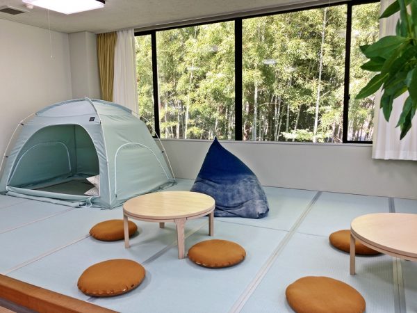 キャンプ場をイメージしたというテントスペース。寝転んで仕事をしてみたり読書をしてみたり使い方は自由