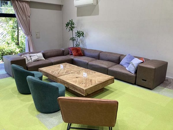 広々としたコワーキングスペース（写真提供：YOROffice）。窓の外の木々と相まって、明るくリラックスできる雰囲気が漂う