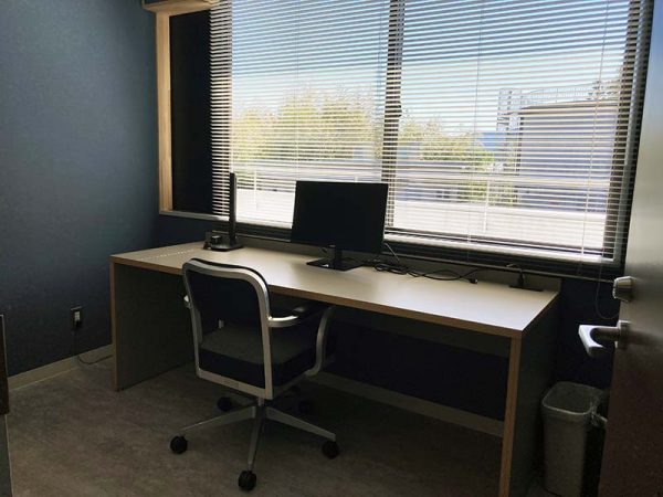 中央に置かれた卓球台とバランスボールチェア
