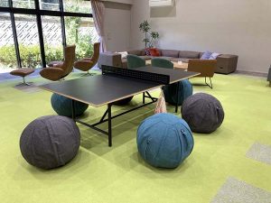 中央に置かれた卓球台とバランスボールチェア
