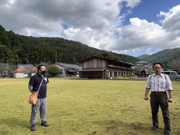 沖夫婦は地元の人と住宅居住者の架け橋となっている