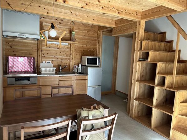 沖夫婦は地元の人と住宅居住者の架け橋となっている