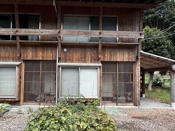 沖夫婦は地元の人と住宅居住者の架け橋となっている