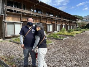 沖夫婦は地元の人と住宅居住者の架け橋となっている