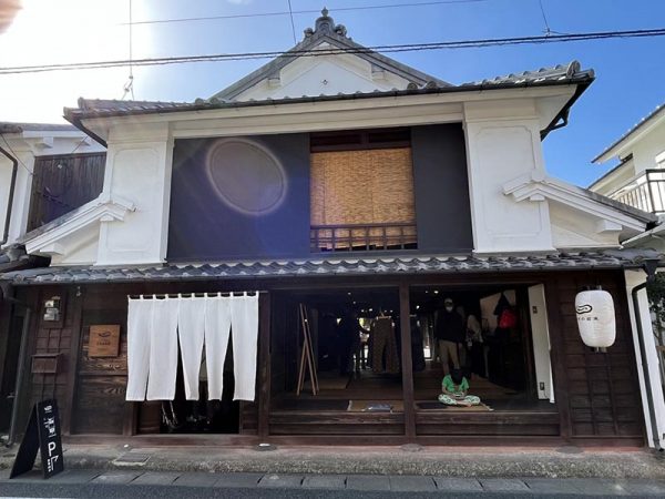 江戸末期に建てられた「許斐本家」は、重要伝統的建造物群保存地区にある。九州最古の茶商で、今も営業している