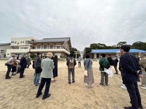 福間海岸で波の音をバックに山口さんの話を聞く