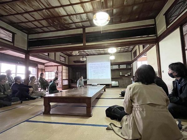 福間海岸で波の音をバックに山口さんの話を聞く