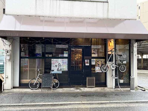 遠矢さんがオーナー店主を務める「Cafe Causa」。１階がダイニングバー、２階はフリースペース