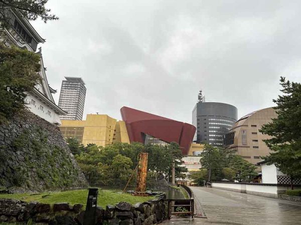 写真の奥に見えるのは北九州市小倉北区にある「リバーウォーク北九州」。商業施設と劇場、美術館分館、NHK、朝日新聞社、大学などが入っている。施設内から、隣接する小倉城が見える