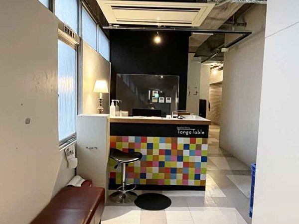 「Tanga Table」の受付カウンター。ドミトリーや個室、グループ用の和室、宿泊者専用のキッチンやラウンジを備えている