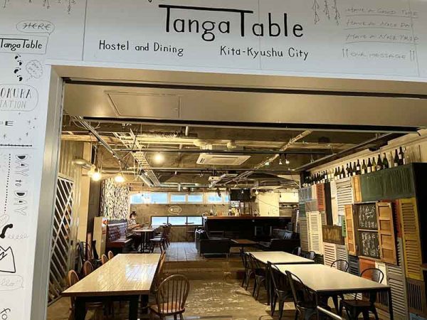 「Tanga Table」の受付カウンター。ドミトリーや個室、グループ用の和室、宿泊者専用のキッチンやラウンジを備えている