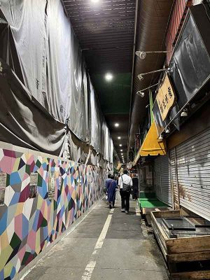 「Tanga Table」の受付カウンター。ドミトリーや個室、グループ用の和室、宿泊者専用のキッチンやラウンジを備えている