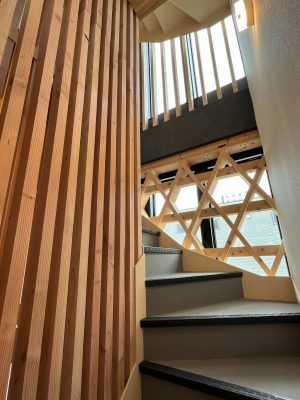 階段部分にも組子の耐力壁が配置されている。通風性・採光性に優れ、自然光や木の温もりを感じる階段を演出している