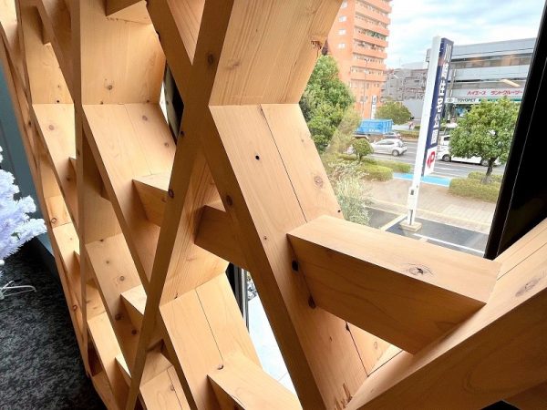 首都直下型地震を想定した加振実験中の様子（提供：アキュラホーム株式会社）