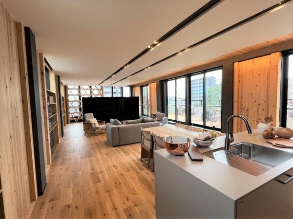 柱が一切なく、広々とした打合せスペース（モデルハウス1階）。カフェ用途を想定しており、奥には水回り空間も