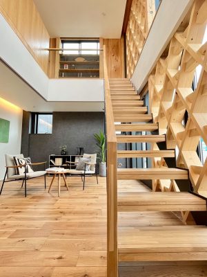 自然光が差し込み、視覚的にもやわらかい印象を受けるオーナー住居の吹き抜け空間。環境にも人にも優しい木造建築は今後も広がっていくだろう