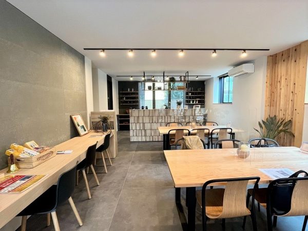 柱が一切なく、広々とした打合せスペース（モデルハウス1階）。カフェ用途を想定しており、奥には水回り空間も