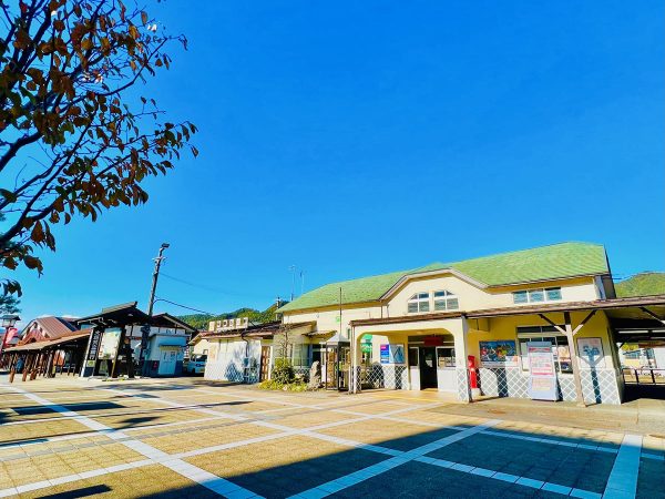 ▲飛騨市の代表的な観光名所「瀬戸川と白壁土蔵街」。初代高山藩主・金森長近によってまちづくりが行われ、飛騨三城に称えられる「増島城」の城下町として栄えた歴史を持つ