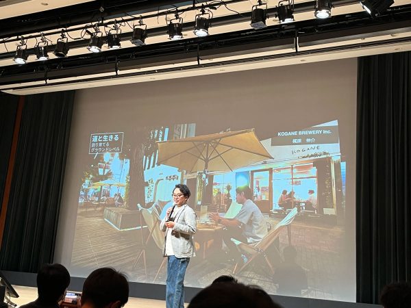 1部「躍動する道路空間イノベーションのいま」では、国土交通省 道路局の嶋田博文さんから、冒頭にほこみちの概要について説明があった