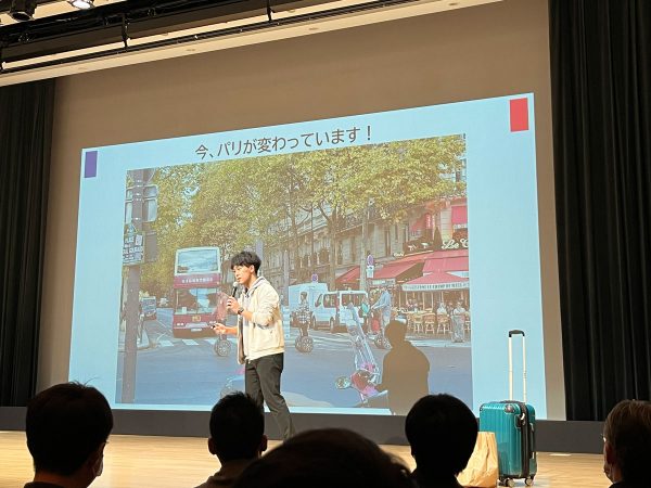 国土交通省 総合政策局の梶原ちえみさん。地域でのほこみち制度の上手な活かし方や官民連携手法や支援メニューを発表。メモをするために、会場のあちこちからシャッター音が