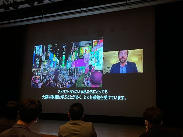 国土交通省 総合政策局の梶原ちえみさん。地域でのほこみち制度の上手な活かし方や官民連携手法や支援メニューを発表。メモをするために、会場のあちこちからシャッター音が