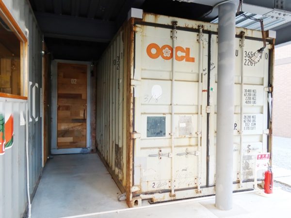 敷地は細長く、入り口より奥のほうが広くなっている。案内図に式、阿、弥と書かれているのが長屋部分。それ以外はコンテナ