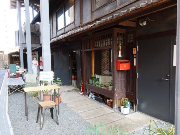 敷地の一番手前にあるワインスタンド。いつか開いている時に絶対来ると誓った