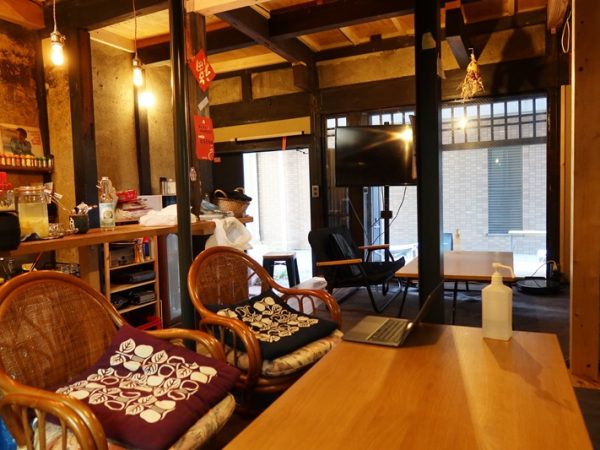 敷地の一番手前にあるワインスタンド。いつか開いている時に絶対来ると誓った