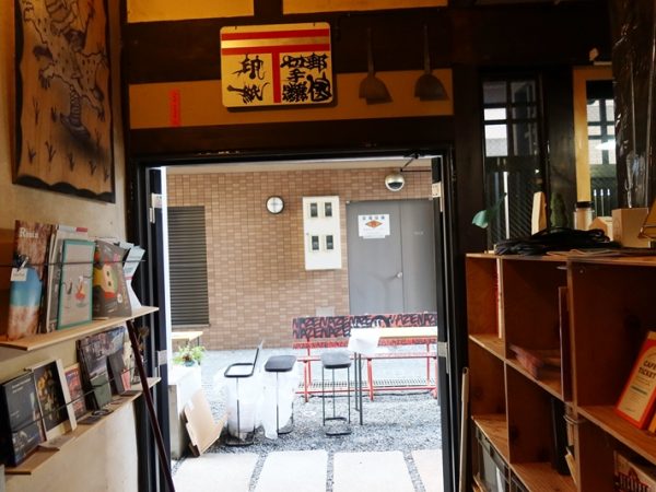 敷地の一番手前にあるワインスタンド。いつか開いている時に絶対来ると誓った