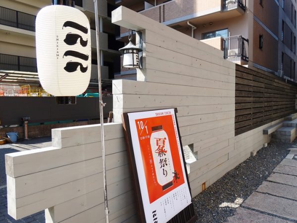 空室（？）のコンテナを覗いてみた。床はそのまま使う。確かにこの状態で床が臭かったらつらい。壁に窓をあけて利用