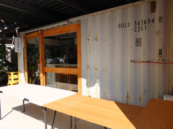 敷地の一番手前にあるワインスタンド。いつか開いている時に絶対来ると誓った