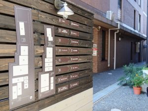 敷地は細長く、入り口より奥のほうが広くなっている。案内図に式、阿、弥と書かれているのが長屋部分。それ以外はコンテナ