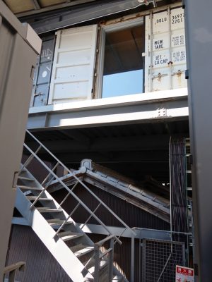 長屋の上の床にコンテナ。不思議な風景である