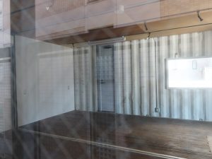 空室（？）のコンテナを覗いてみた。床はそのまま使う。確かにこの状態で床が臭かったらつらい。壁に窓をあけて利用