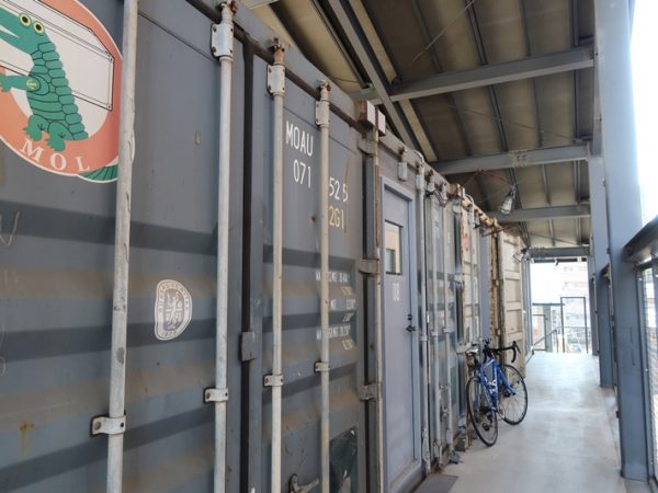 長屋の上の床にコンテナ。不思議な風景である