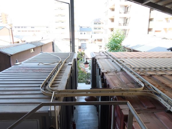 長屋の上の床にコンテナ。不思議な風景である