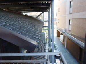 長屋と柱、梁などとの関係。仮囲いの中にあるようにも見える