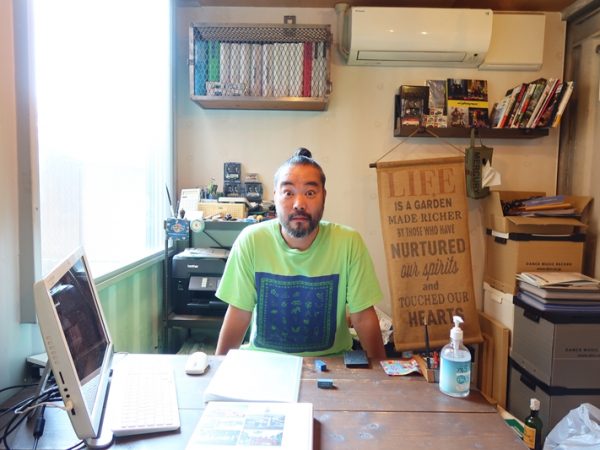 もちろん川端氏のオフィスもコンテナ。左右の壁を見るとコンテナそのままの凸凹が見える。私の理不尽なリクエストに応えて目を剥いてくださった川端氏