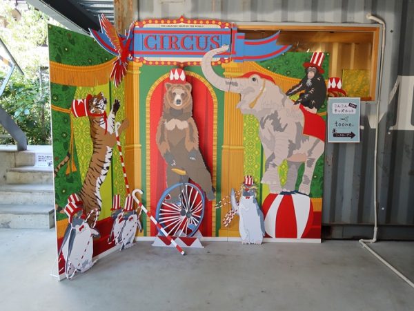 空室（？）のコンテナを覗いてみた。床はそのまま使う。確かにこの状態で床が臭かったらつらい。壁に窓をあけて利用