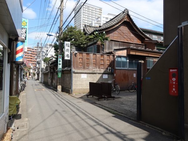 この路地に、なぜこのサイズの銭湯がと思うほど、堂々とした姿の滝野川稲荷湯