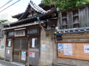 この路地に、なぜこのサイズの銭湯がと思うほど、堂々とした姿の滝野川稲荷湯