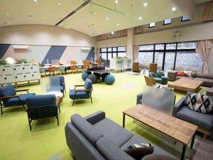 広々としたコワーキングスペース（写真提供：YOROffice）。窓の外の木々と相まって、明るくリラックスできる雰囲気が漂う