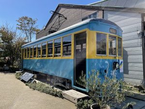 かつて小田原を走っていた路面電車は、その後長崎で運行。現役を引退し廃車となろうとしていた車両が多くの人たちの尽力により里帰りした。現在は自由に見学することが可能で、電車の中でこども経済教室が行われることもあるという
