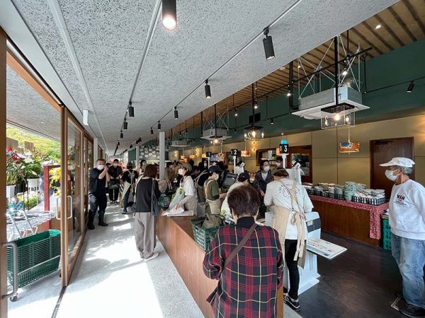 店舗の側面もガラスなので非常に見通しがよい