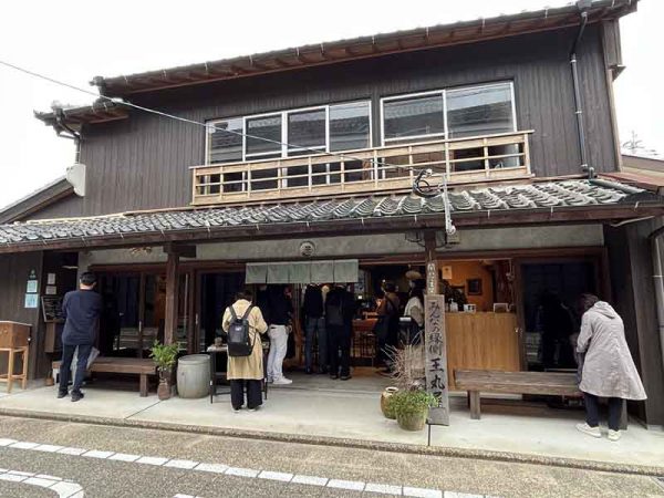 「ゲストハウス旧河野邸」は寄付方式で再生。７年間の定期借家権を設定し、簡易宿泊所として再生。家主は金銭的負担が一切なく、７年後には改築された家が戻る