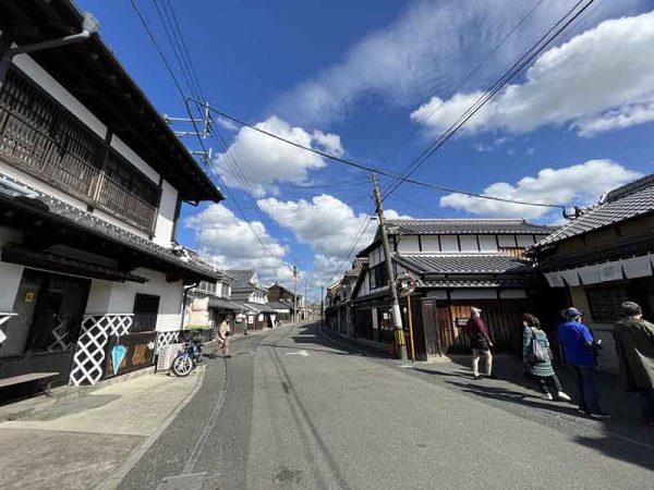 江戸末期に建てられた「許斐本家」は、重要伝統的建造物群保存地区にある。九州最古の茶商で、今も営業している