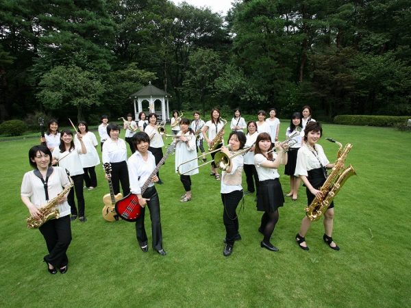東京都昭島市で行われた「レディースビッグバンド養成講座」の受講者により誕生したのが「フォレストレディース・スウィングオーケストラ」。主婦層を中心に幅広い年代の休眠層が参加し結成された、女性のみのビッグバンドである