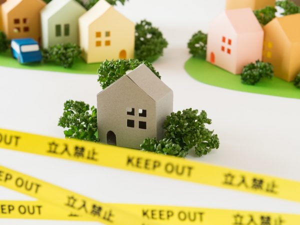 国土交通省が「宅地建物取引業者による人の死の告知に関するガイドライン」を策定。自然死・日常生活の中での不慮の死（転倒事故、誤嚥など）については、原則として告げなくてもよい、とした（※写真はイメージ：PIXTA）